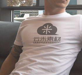 一款男士白色短袖t恤展示样机
