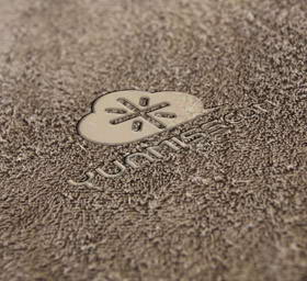 一款褐色毛绒地毯标志展示样机